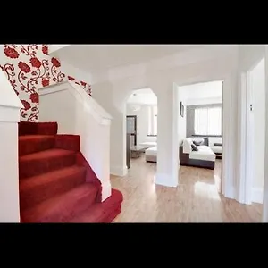 Mansion 8 Bedrooms In Private Gated Ave Huge Garden Hot Tub Free Sauna Up To 23 Luton (Bedfordshire)