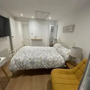 1 Bedroom Guest Near City Centre. Gloucester